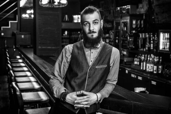 Portret Van Een Serieuze Jonge Barman Zijn Bar Zwart Wit — Stockfoto