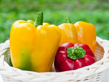 ahşap sepeti taze tatlı kırmızı biber