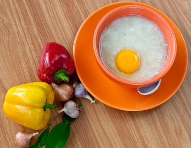 pirinç lapası turuncu kase yumurta ile.