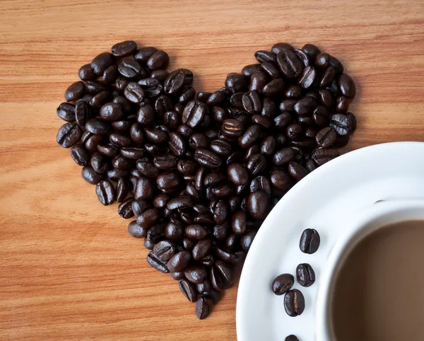 Η έννοια της αγάπης με κόκκους καφέ. — Φωτογραφία Αρχείου