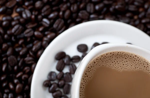 白いコーヒー カップでコーヒー豆 . — ストック写真