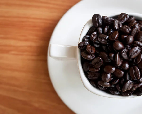 Granos de café con taza de café blanco  . —  Fotos de Stock