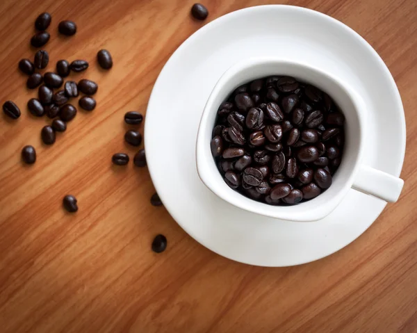 Granos de café con taza de café blanco  . —  Fotos de Stock