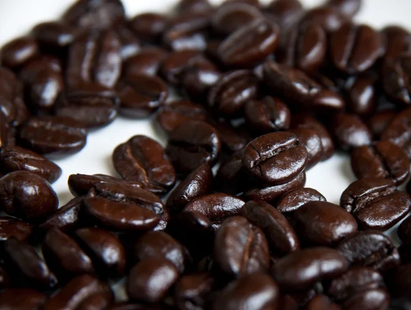 Kaffeebohnen auf einer Scheibe . — Stockfoto