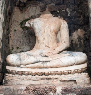 sukhothai tarihsel Park'taki eski Buda heykeli,