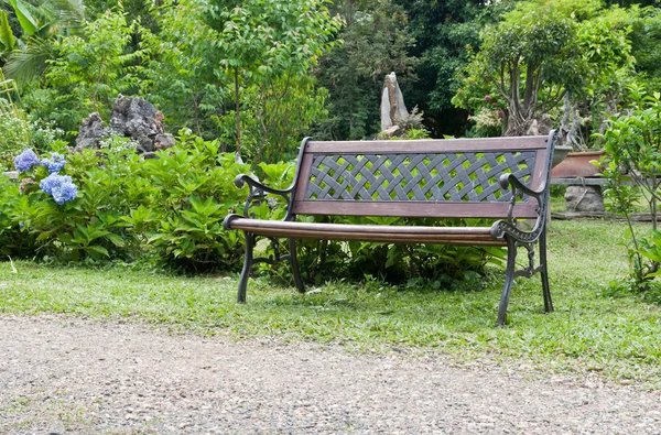 Bank im Park — Stockfoto