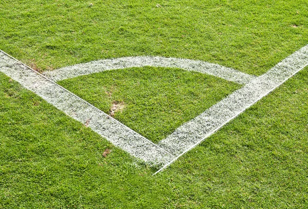 Grönt gräs och fotboll fältet hörn — Stockfoto