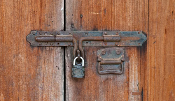 Puerta de madera cerrada con cerradura — Foto de Stock