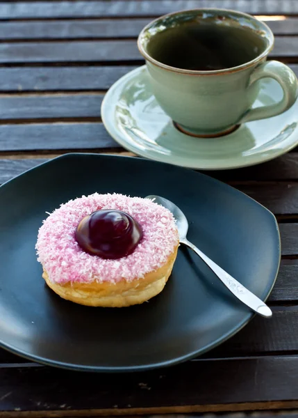 Delicioso donut en el disco — Foto de Stock