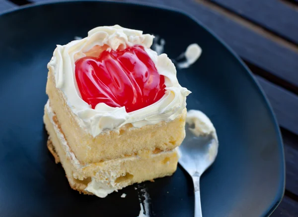 Delicioso bolo com geléia de morango — Fotografia de Stock