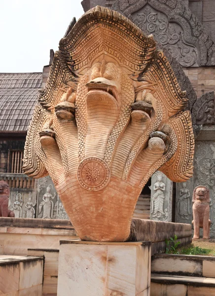 Stile cambogiano della statua del drago — Foto Stock