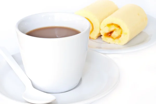 Coffee cup with orange cake roll. — Stock Photo, Image