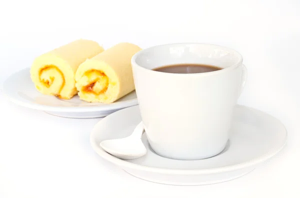 Tasse à café avec rouleau de gâteau orange . — Photo