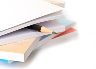 siyah kalem ve kitap.