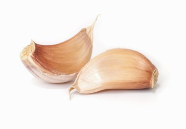 Beyaz arkaplanda sarımsak izole edilmiş..