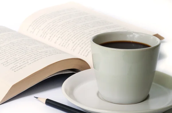 杯のコーヒーと本. — ストック写真