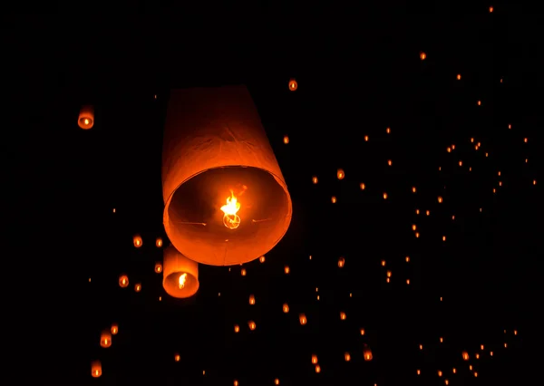 Плаваючою festiva ліхтар . — стокове фото