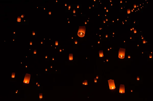 Pływające latarnia festiva. — Zdjęcie stockowe