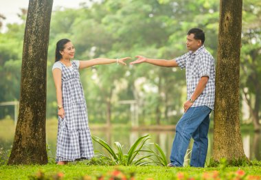 Aşık Asyalı genç çiftin konsept çekimi .