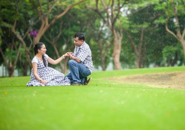 Aşık Asyalı genç çiftin konsept çekimi .