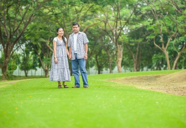 Aşık Asyalı genç çiftin konsept çekimi .