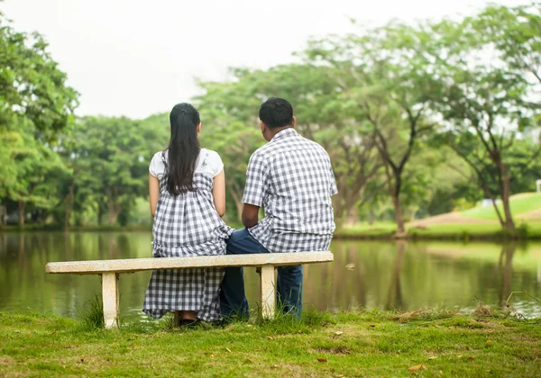 Konzeptaufnahme eines jungen verliebten asiatischen Paares . — Stockfoto