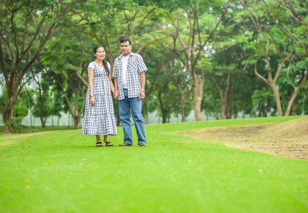 Konzeptaufnahme eines jungen verliebten asiatischen Paares . — Stockfoto