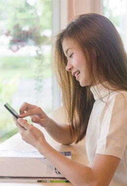 Akıllı telefon kullanan güzel asyalı kadın .