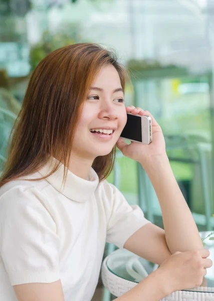 Bella donna asiatica utilizzando uno smartphone  . — Foto Stock