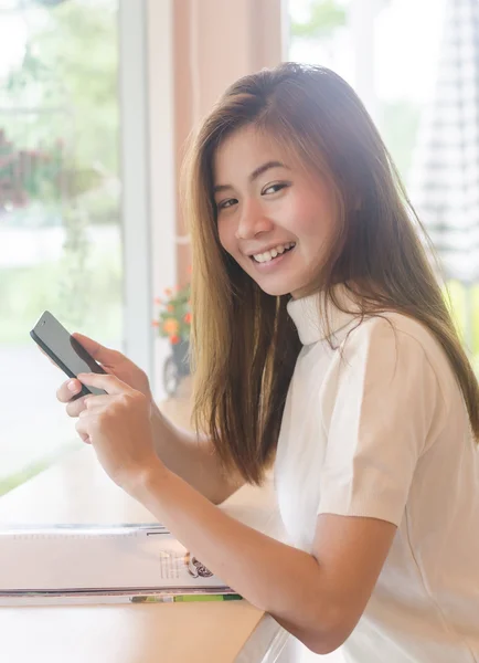 Mulher asiática bonita usando um smartphone  . — Fotografia de Stock