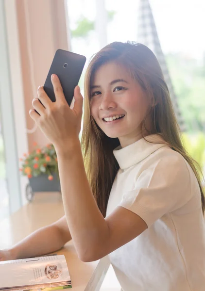 Krásná asijská žena používající smartphone . — Stock fotografie