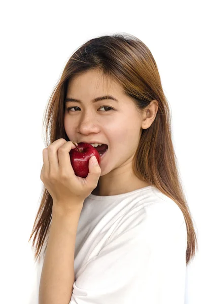 Ung kvinna äter ett äpple. — Stockfoto