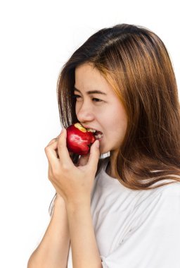 Elma yiyen genç bir kadın.