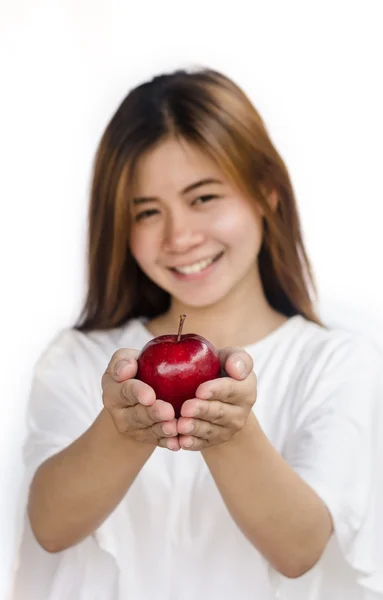 Ung kvinna visar ett äpple. — Stockfoto