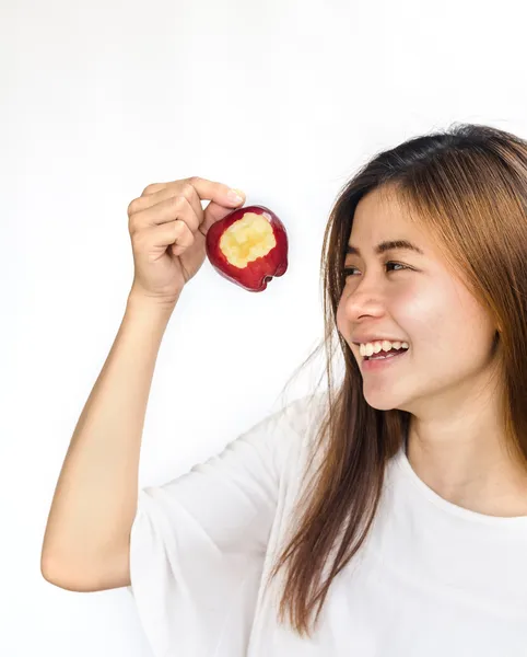 Ung kvinna visar ett äpple. — Stockfoto