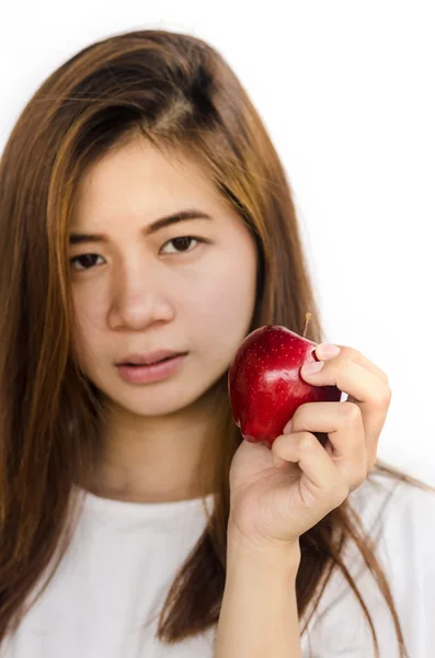 Jonge vrouw met een appel. — Stockfoto