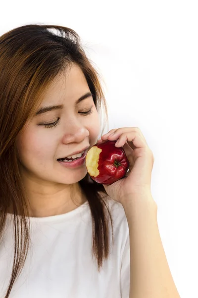 Ung kvinna äter ett äpple. — Stockfoto