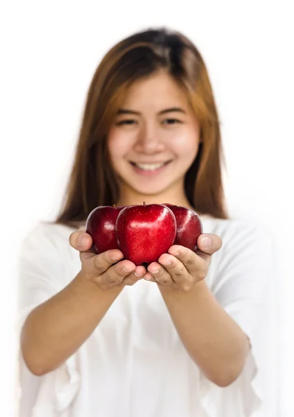 Joven mujer mostrando una manzana . —  Fotos de Stock