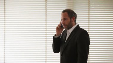 İş adamı telefonda.