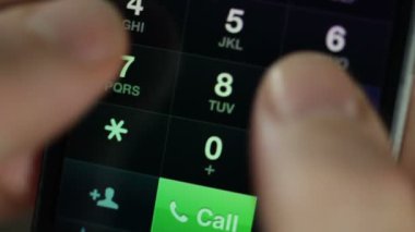 Erkek el tutarak siyah cep telefonu