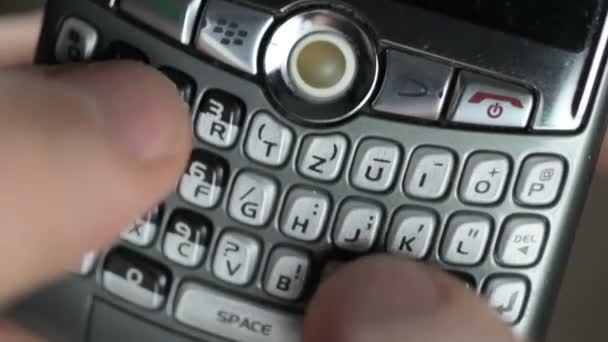 Männliche Hand hält graues Handy — Stockvideo