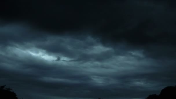 Фон сили природи блискавка в штормовому небі з темними хмарами — стокове відео