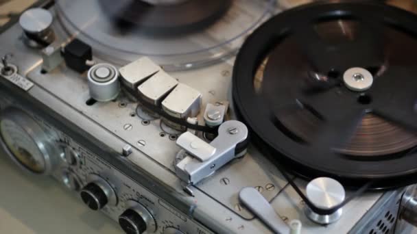 Vintage analog recorder reel to reel — стоковое видео