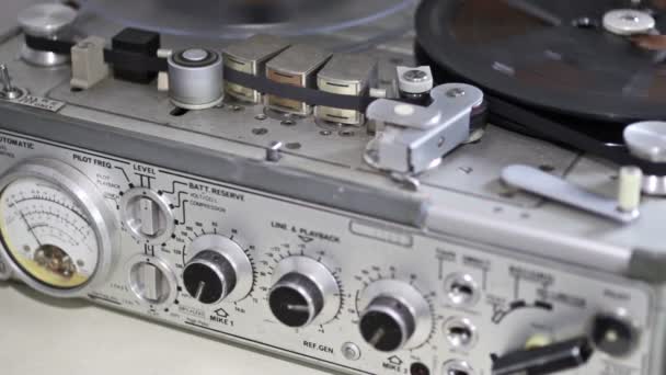 Vintage analog inspelare rulle till rulle — Stockvideo