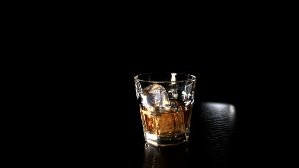 Whisky glas — Stockvideo