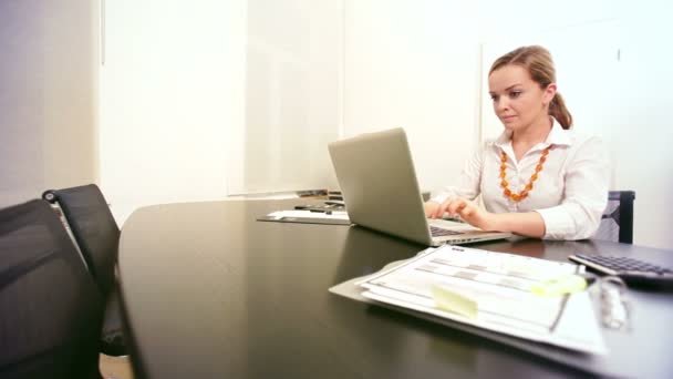 Mujer en el trabajo — Vídeos de Stock