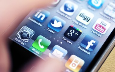 sosyal medya iphone üzerinde