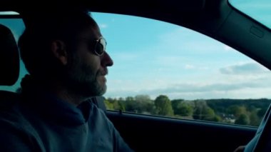 bir yaz günü sürüş olgun bir erkek onun arabanın içinden
