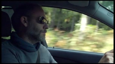 adam arabasını kullanıyor