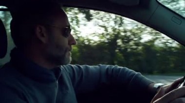 adam arabasını kullanıyor